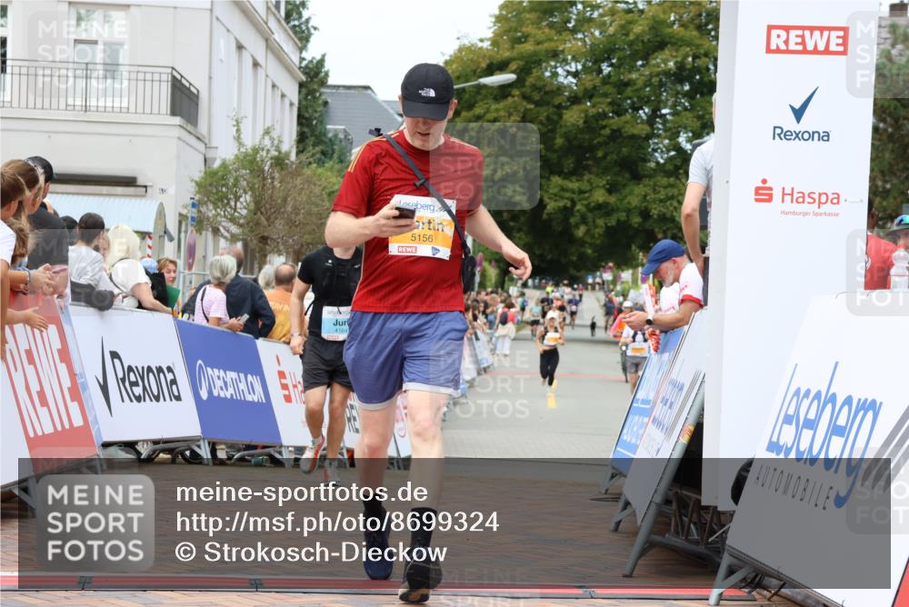 31.08.2025 - 21. Blankeneser Heldenlauf Strokosch-Dieckow http://msf.ph/oto/8699324 31.08.2025 12:44:57 Ziel 4262, 4263, 4164 meine-sportfotos.de