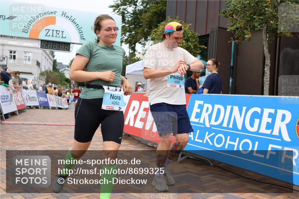 31.08.2025 - 21. Blankeneser Heldenlauf Strokosch-Dieckow http://msf.ph/oto/8699325 31.08.2025 12:44:52 Ziel 5706, 4262, 4263, 4087, 4012 meine-sportfotos.de