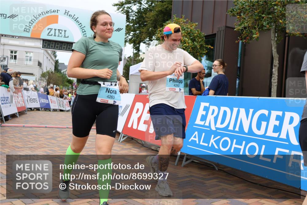 31.08.2025 - 21. Blankeneser Heldenlauf Strokosch-Dieckow http://msf.ph/oto/8699327 31.08.2025 12:44:52 Ziel 5706, 4262, 4263, 4087, 4012 meine-sportfotos.de