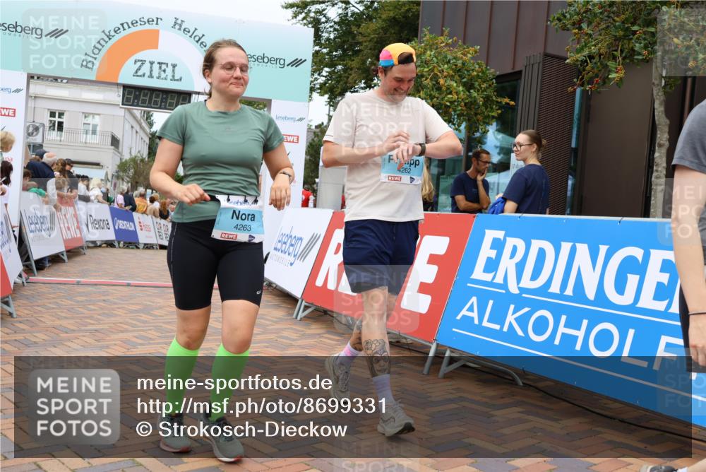 31.08.2025 - 21. Blankeneser Heldenlauf Strokosch-Dieckow http://msf.ph/oto/8699331 31.08.2025 12:44:52 Ziel 5706, 4262, 4263, 4087, 4012 meine-sportfotos.de