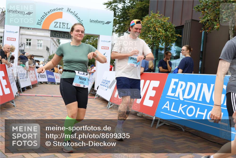 31.08.2025 - 21. Blankeneser Heldenlauf Strokosch-Dieckow http://msf.ph/oto/8699335 31.08.2025 12:44:52 Ziel 5706, 4262, 4263, 4087, 4012 meine-sportfotos.de