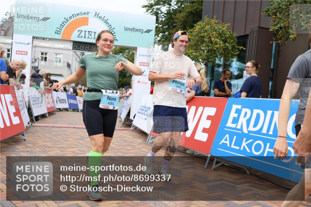 31.08.2025 - 21. Blankeneser Heldenlauf Strokosch-Dieckow http://msf.ph/oto/8699337 31.08.2025 12:44:52 Ziel 5706, 4262, 4263, 4087, 4012 meine-sportfotos.de
