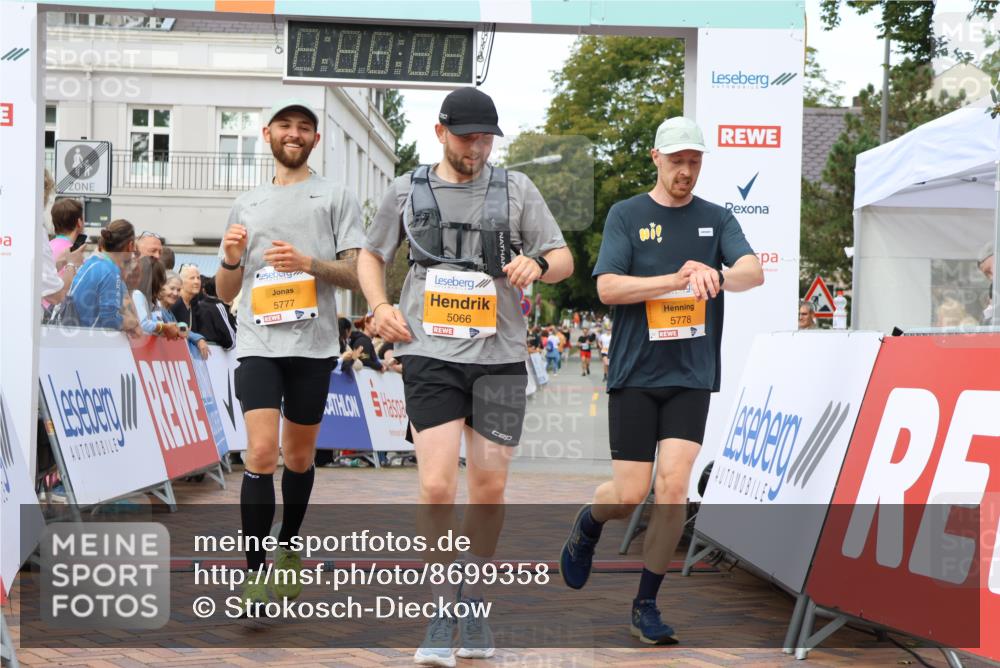 31.08.2025 - 21. Blankeneser Heldenlauf Strokosch-Dieckow http://msf.ph/oto/8699358 31.08.2025 12:56:54 Ziel 5066, 5778, 5777 meine-sportfotos.de