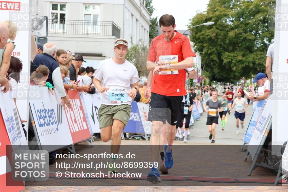 31.08.2025 - 21. Blankeneser Heldenlauf Strokosch-Dieckow http://msf.ph/oto/8699359 31.08.2025 12:44:43 Ziel 5300, 5053, 4087, 4088, 4012 meine-sportfotos.de