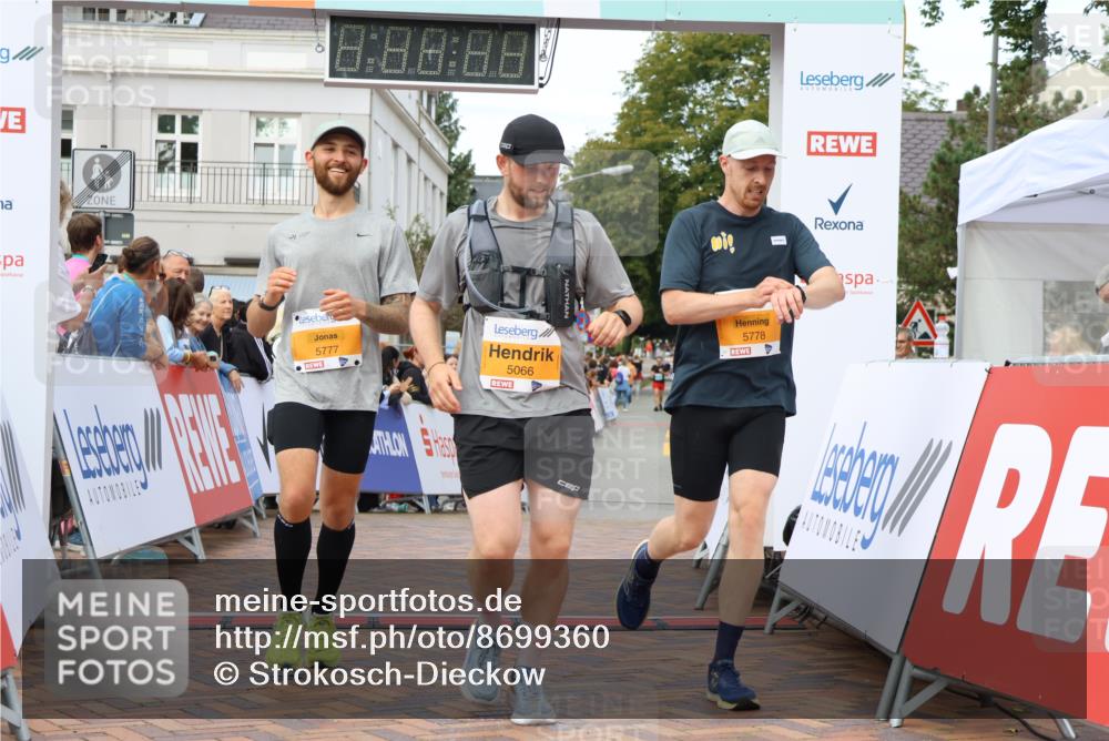 31.08.2025 - 21. Blankeneser Heldenlauf Strokosch-Dieckow http://msf.ph/oto/8699360 31.08.2025 12:56:54 Ziel 5066, 5778, 5777 meine-sportfotos.de