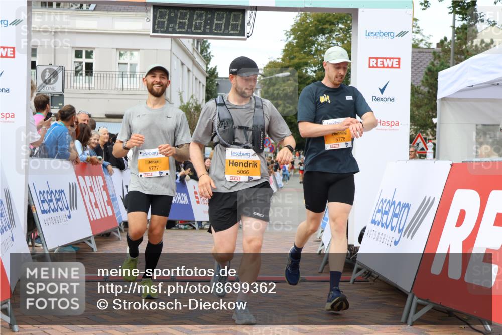 31.08.2025 - 21. Blankeneser Heldenlauf Strokosch-Dieckow http://msf.ph/oto/8699362 31.08.2025 12:56:54 Ziel 5066, 5778, 5777 meine-sportfotos.de