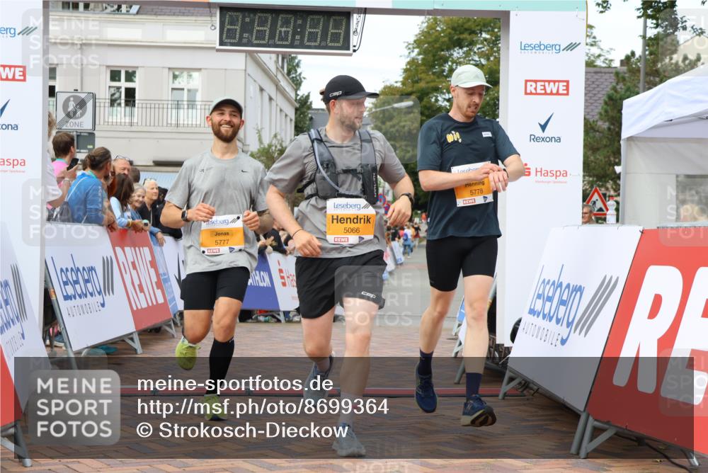 31.08.2025 - 21. Blankeneser Heldenlauf Strokosch-Dieckow http://msf.ph/oto/8699364 31.08.2025 12:56:54 Ziel 5066, 5778, 5777 meine-sportfotos.de