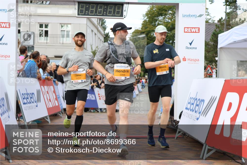 31.08.2025 - 21. Blankeneser Heldenlauf Strokosch-Dieckow http://msf.ph/oto/8699366 31.08.2025 12:56:54 Ziel 5066, 5778, 5777 meine-sportfotos.de