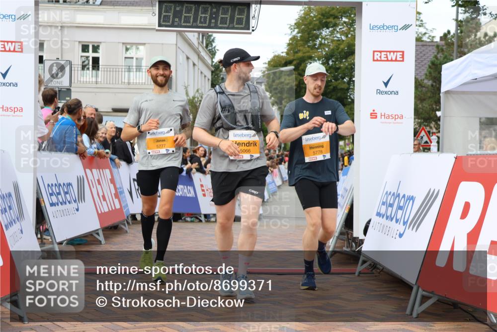 31.08.2025 - 21. Blankeneser Heldenlauf Strokosch-Dieckow http://msf.ph/oto/8699371 31.08.2025 12:56:54 Ziel 5066, 5778, 5777 meine-sportfotos.de