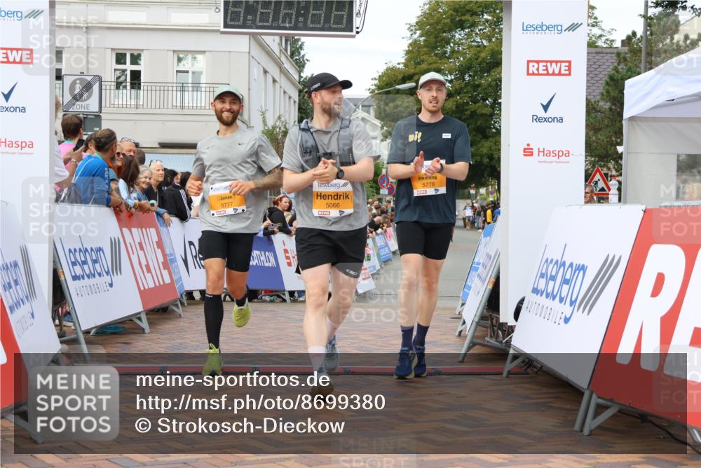 31.08.2025 - 21. Blankeneser Heldenlauf Strokosch-Dieckow http://msf.ph/oto/8699380 31.08.2025 12:56:54 Ziel 5066, 5778, 5777 meine-sportfotos.de