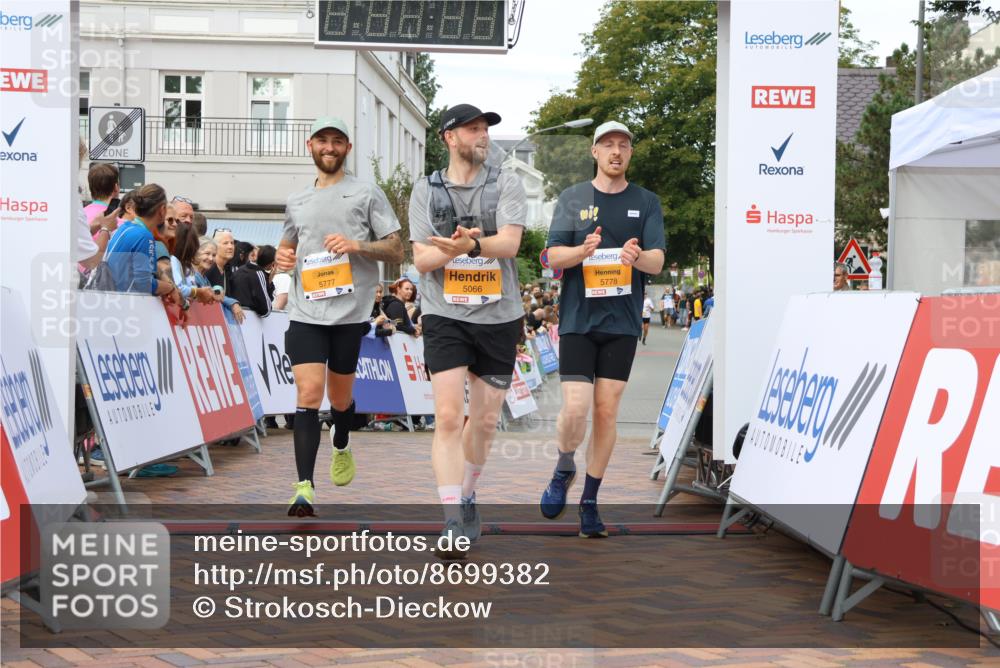 31.08.2025 - 21. Blankeneser Heldenlauf Strokosch-Dieckow http://msf.ph/oto/8699382 31.08.2025 12:56:54 Ziel 5066, 5778, 5777 meine-sportfotos.de