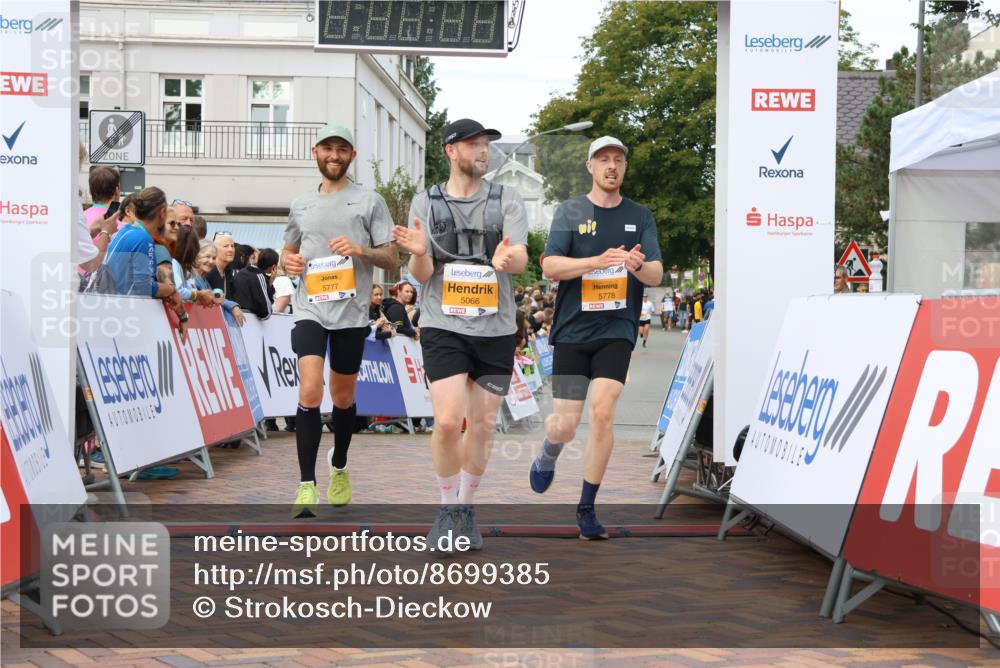 31.08.2025 - 21. Blankeneser Heldenlauf Strokosch-Dieckow http://msf.ph/oto/8699385 31.08.2025 12:56:54 Ziel 5066, 5778, 5777 meine-sportfotos.de