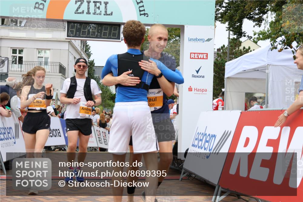 31.08.2025 - 21. Blankeneser Heldenlauf Strokosch-Dieckow http://msf.ph/oto/8699395 31.08.2025 12:44:27 Ziel 5535, 5009, 5448, 5326, 5443 meine-sportfotos.de