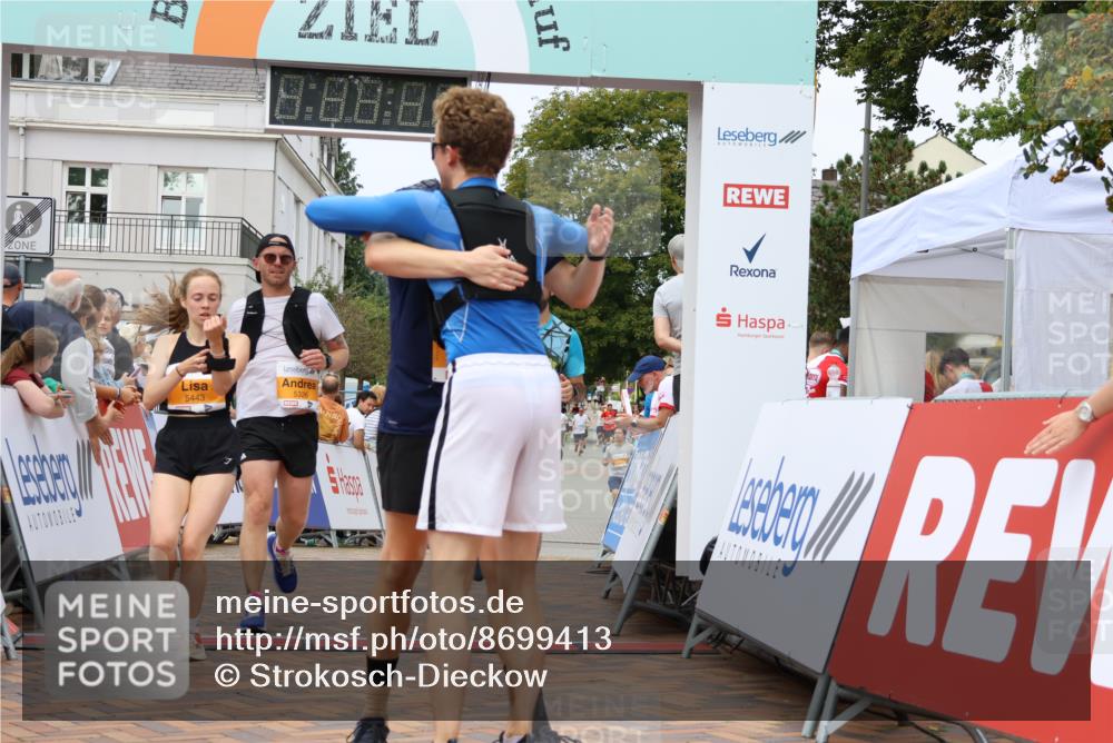 31.08.2025 - 21. Blankeneser Heldenlauf Strokosch-Dieckow http://msf.ph/oto/8699413 31.08.2025 12:44:26 Ziel 5535, 5009, 5448, 5326, 5443 meine-sportfotos.de