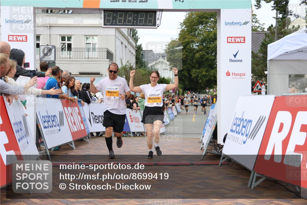 31.08.2025 - 21. Blankeneser Heldenlauf Strokosch-Dieckow http://msf.ph/oto/8699419 31.08.2025 12:56:40 Ziel 5732, 5731, 5484, 5485, 5014, 5702 meine-sportfotos.de