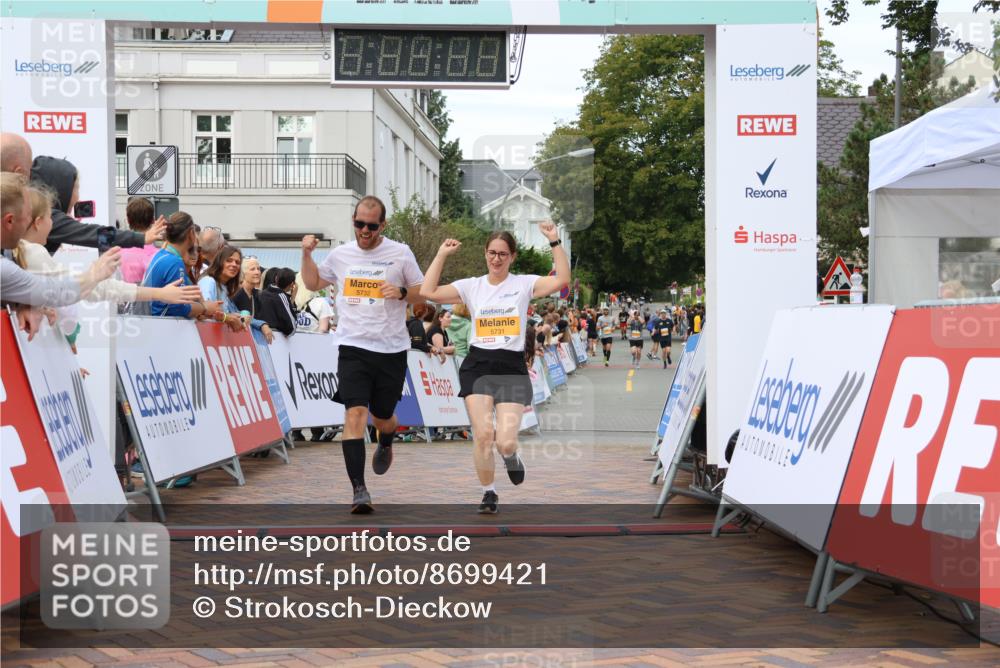 31.08.2025 - 21. Blankeneser Heldenlauf Strokosch-Dieckow http://msf.ph/oto/8699421 31.08.2025 12:56:40 Ziel 5732, 5731, 5484, 5485, 5014, 5702 meine-sportfotos.de