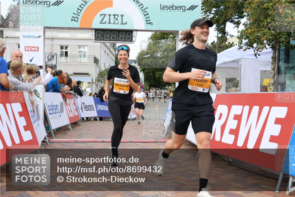 31.08.2025 - 21. Blankeneser Heldenlauf Strokosch-Dieckow http://msf.ph/oto/8699432 31.08.2025 12:56:37 Ziel 5732, 5731, 5484, 5485, 5014, 5702 meine-sportfotos.de