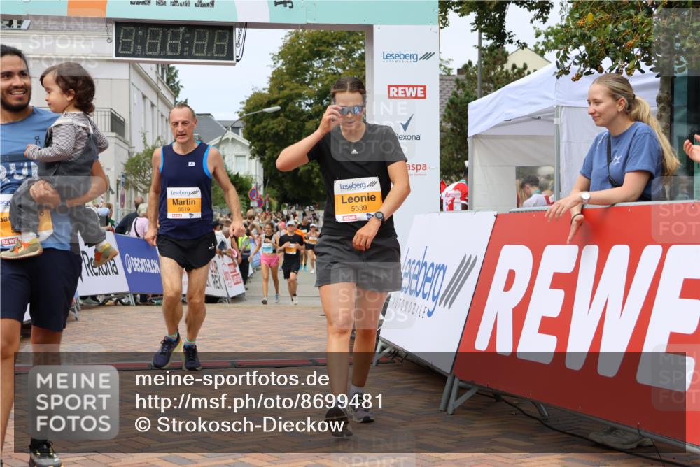 31.08.2025 - 21. Blankeneser Heldenlauf Strokosch-Dieckow http://msf.ph/oto/8699481 31.08.2025 12:43:40 Ziel 5444, 5519, 5539 meine-sportfotos.de