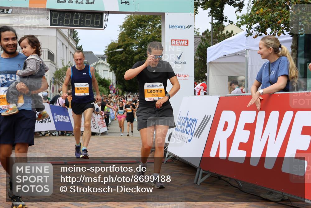 31.08.2025 - 21. Blankeneser Heldenlauf Strokosch-Dieckow http://msf.ph/oto/8699488 31.08.2025 12:43:40 Ziel 5444, 5519, 5539 meine-sportfotos.de