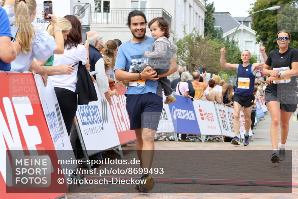 31.08.2025 - 21. Blankeneser Heldenlauf Strokosch-Dieckow http://msf.ph/oto/8699493 31.08.2025 12:43:37 Ziel 5444, 5519, 5539 meine-sportfotos.de