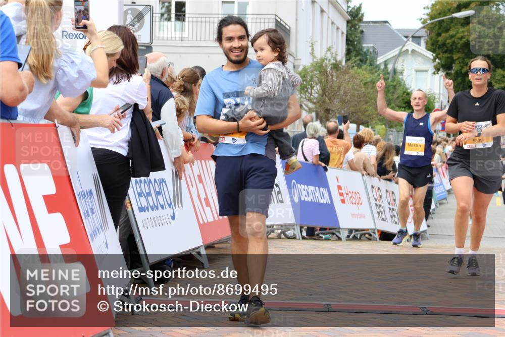 31.08.2025 - 21. Blankeneser Heldenlauf Strokosch-Dieckow http://msf.ph/oto/8699495 31.08.2025 12:43:37 Ziel 5444, 5519, 5539 meine-sportfotos.de