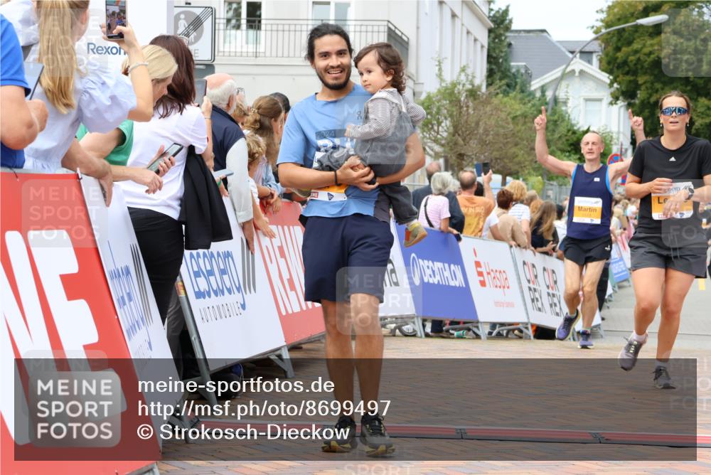 31.08.2025 - 21. Blankeneser Heldenlauf Strokosch-Dieckow http://msf.ph/oto/8699497 31.08.2025 12:43:37 Ziel 5444, 5519, 5539 meine-sportfotos.de