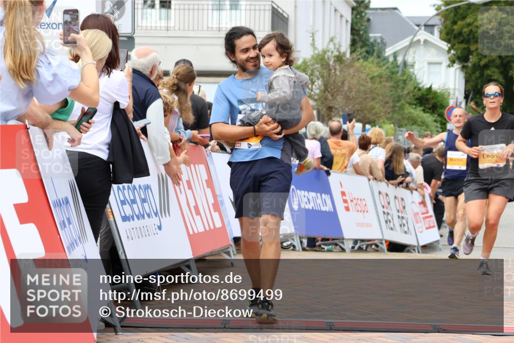 31.08.2025 - 21. Blankeneser Heldenlauf Strokosch-Dieckow http://msf.ph/oto/8699499 31.08.2025 12:43:36 Ziel 5444, 5519, 5539 meine-sportfotos.de