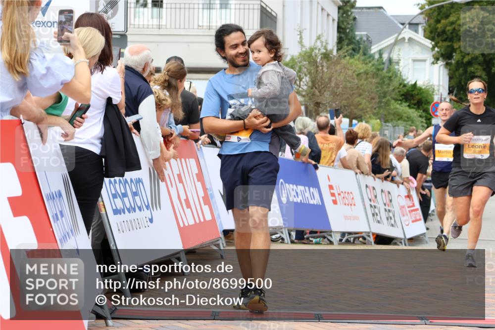 31.08.2025 - 21. Blankeneser Heldenlauf Strokosch-Dieckow http://msf.ph/oto/8699500 31.08.2025 12:43:36 Ziel 5444, 5519, 5539 meine-sportfotos.de