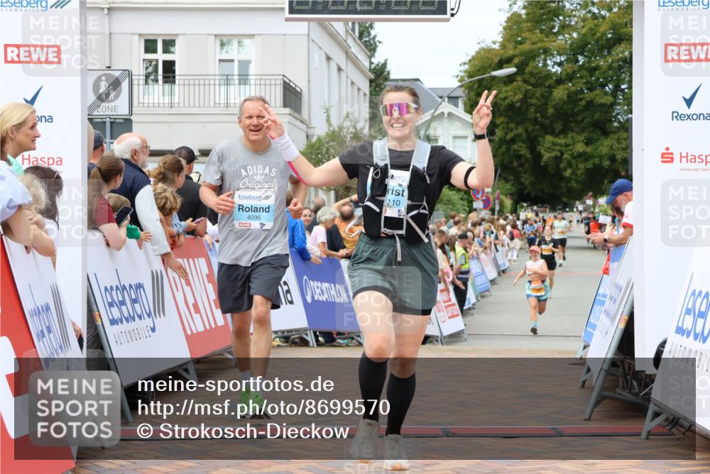 31.08.2025 - 21. Blankeneser Heldenlauf Strokosch-Dieckow http://msf.ph/oto/8699570 31.08.2025 12:43:03 Ziel 5513, 4096, 4110 meine-sportfotos.de