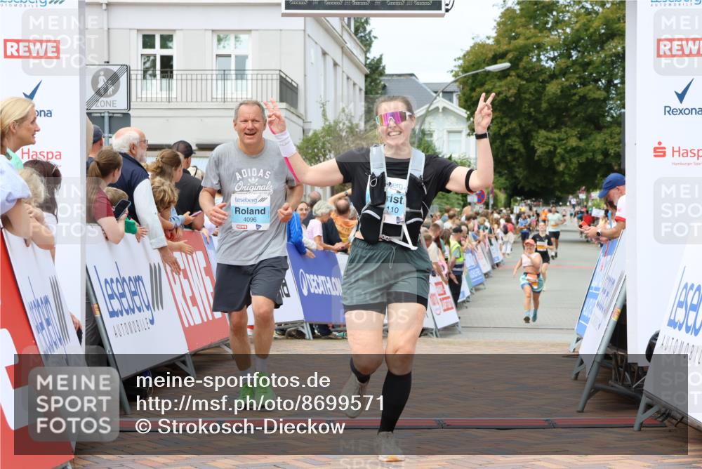 31.08.2025 - 21. Blankeneser Heldenlauf Strokosch-Dieckow http://msf.ph/oto/8699571 31.08.2025 12:43:03 Ziel 5513, 4096, 4110 meine-sportfotos.de