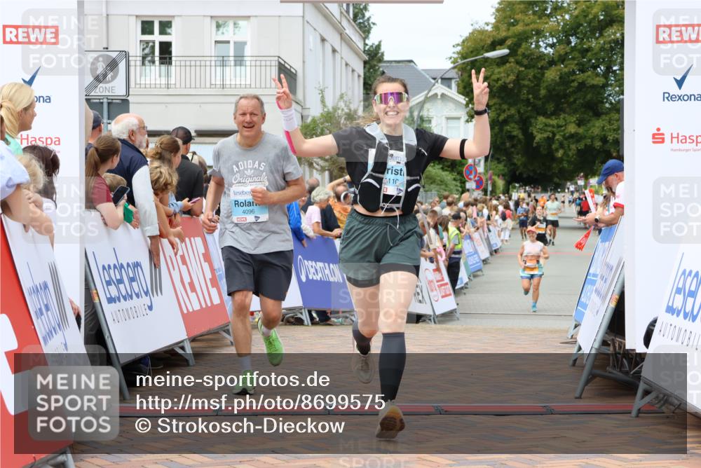 31.08.2025 - 21. Blankeneser Heldenlauf Strokosch-Dieckow http://msf.ph/oto/8699575 31.08.2025 12:43:03 Ziel 5513, 4096, 4110 meine-sportfotos.de