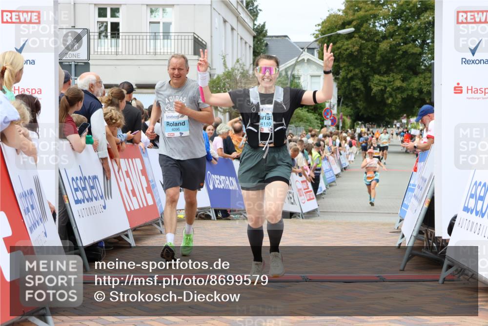 31.08.2025 - 21. Blankeneser Heldenlauf Strokosch-Dieckow http://msf.ph/oto/8699579 31.08.2025 12:43:03 Ziel 5513, 4096, 4110 meine-sportfotos.de