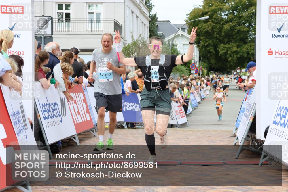 31.08.2025 - 21. Blankeneser Heldenlauf Strokosch-Dieckow http://msf.ph/oto/8699581 31.08.2025 12:43:03 Ziel 5513, 4096, 4110 meine-sportfotos.de