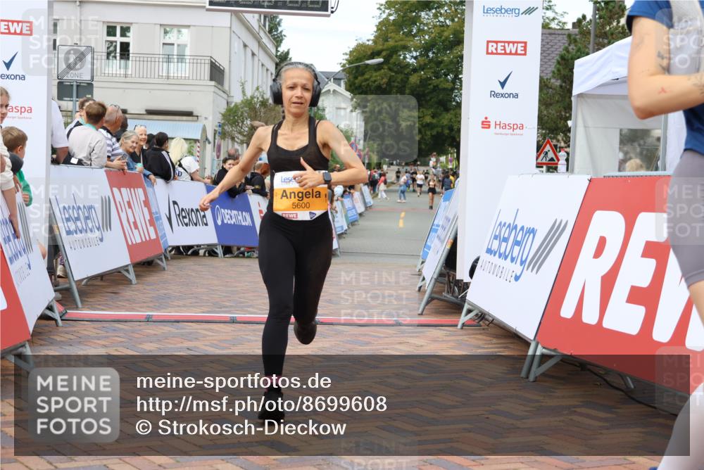 31.08.2025 - 21. Blankeneser Heldenlauf Strokosch-Dieckow http://msf.ph/oto/8699608 31.08.2025 12:55:50 Ziel 5353, 5600, 5548 meine-sportfotos.de