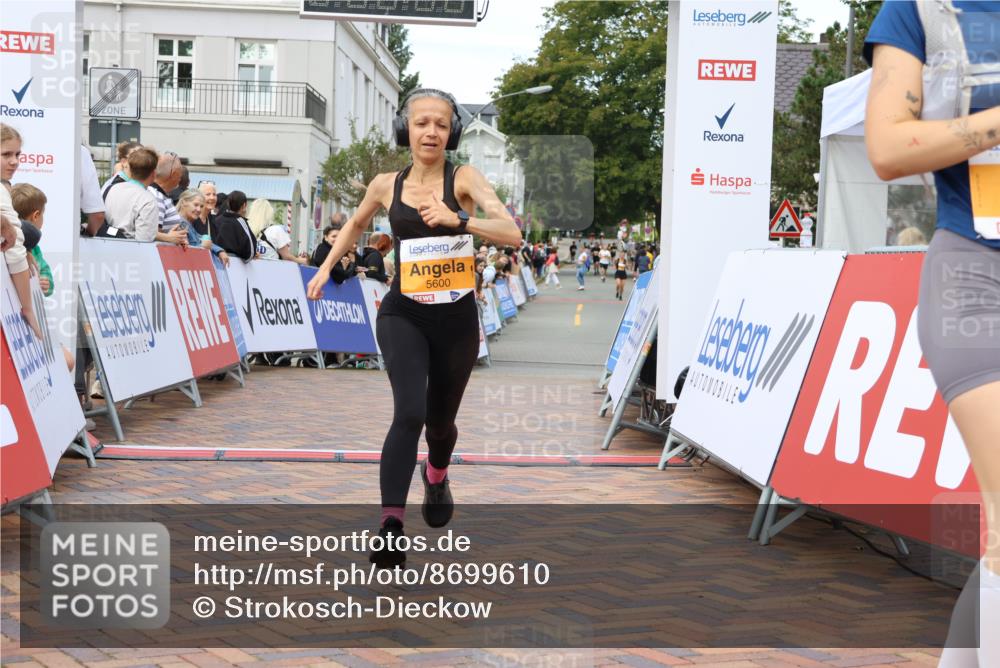 31.08.2025 - 21. Blankeneser Heldenlauf Strokosch-Dieckow http://msf.ph/oto/8699610 31.08.2025 12:55:50 Ziel 5353, 5600, 5548 meine-sportfotos.de