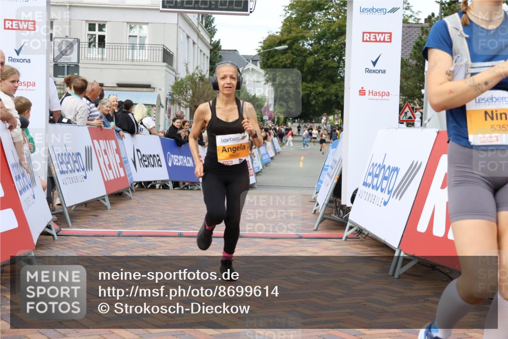 31.08.2025 - 21. Blankeneser Heldenlauf Strokosch-Dieckow http://msf.ph/oto/8699614 31.08.2025 12:55:50 Ziel 5353, 5600, 5548 meine-sportfotos.de