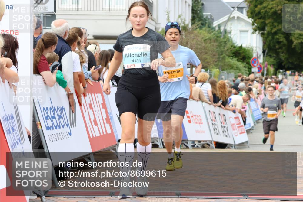31.08.2025 - 21. Blankeneser Heldenlauf Strokosch-Dieckow http://msf.ph/oto/8699615 31.08.2025 12:42:48 Ziel 5317, 5067, 4154 meine-sportfotos.de