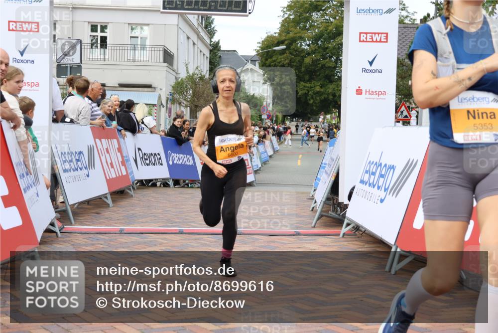 31.08.2025 - 21. Blankeneser Heldenlauf Strokosch-Dieckow http://msf.ph/oto/8699616 31.08.2025 12:55:50 Ziel 5353, 5600, 5548 meine-sportfotos.de