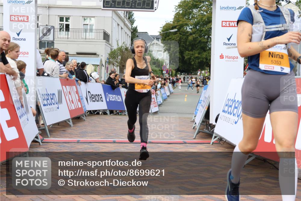 31.08.2025 - 21. Blankeneser Heldenlauf Strokosch-Dieckow http://msf.ph/oto/8699621 31.08.2025 12:55:50 Ziel 5353, 5600, 5548 meine-sportfotos.de
