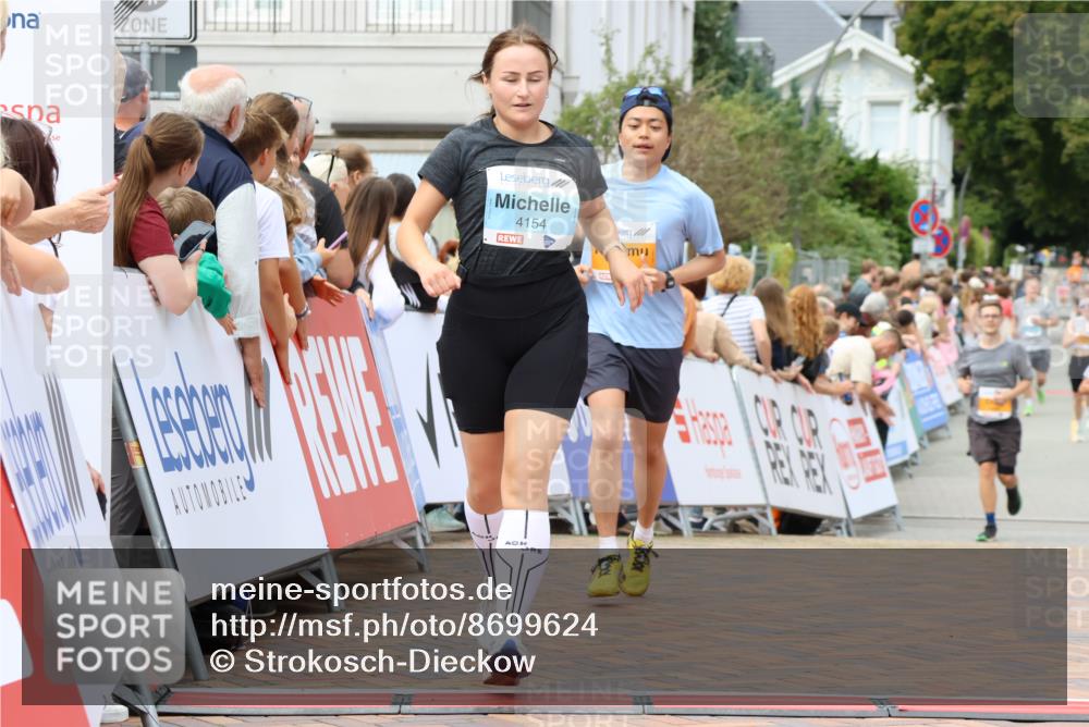 31.08.2025 - 21. Blankeneser Heldenlauf Strokosch-Dieckow http://msf.ph/oto/8699624 31.08.2025 12:42:48 Ziel 5317, 5067, 4154 meine-sportfotos.de