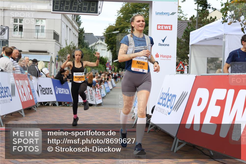 31.08.2025 - 21. Blankeneser Heldenlauf Strokosch-Dieckow http://msf.ph/oto/8699627 31.08.2025 12:55:49 Ziel 5353, 5600, 5548 meine-sportfotos.de