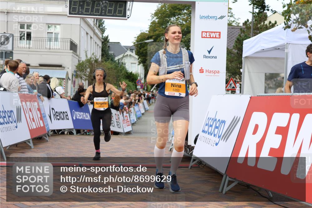 31.08.2025 - 21. Blankeneser Heldenlauf Strokosch-Dieckow http://msf.ph/oto/8699629 31.08.2025 12:55:49 Ziel 5353, 5600, 5548 meine-sportfotos.de