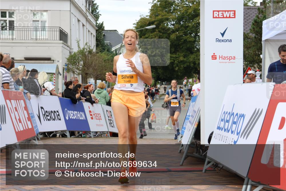 31.08.2025 - 21. Blankeneser Heldenlauf Strokosch-Dieckow http://msf.ph/oto/8699634 31.08.2025 12:55:45 Ziel 5353, 5600, 5548 meine-sportfotos.de