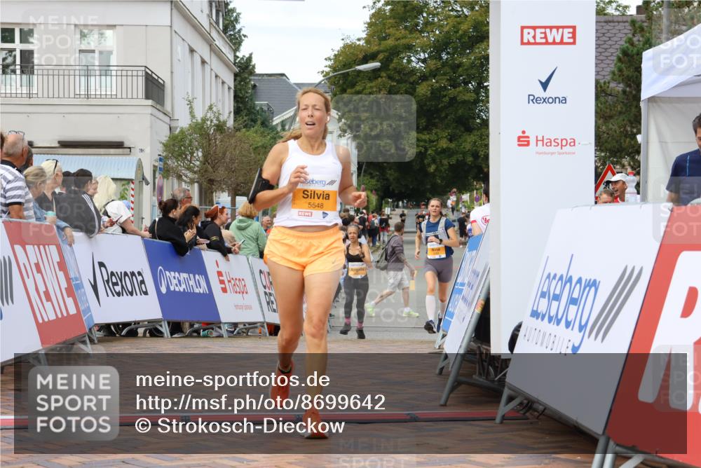 31.08.2025 - 21. Blankeneser Heldenlauf Strokosch-Dieckow http://msf.ph/oto/8699642 31.08.2025 12:55:45 Ziel 5353, 5600, 5548 meine-sportfotos.de