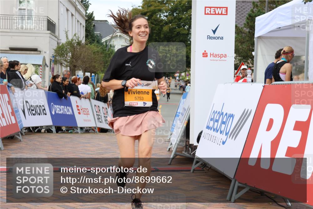 31.08.2025 - 21. Blankeneser Heldenlauf Strokosch-Dieckow http://msf.ph/oto/8699662 31.08.2025 12:55:32 Ziel 5047, 5048, 5753 meine-sportfotos.de