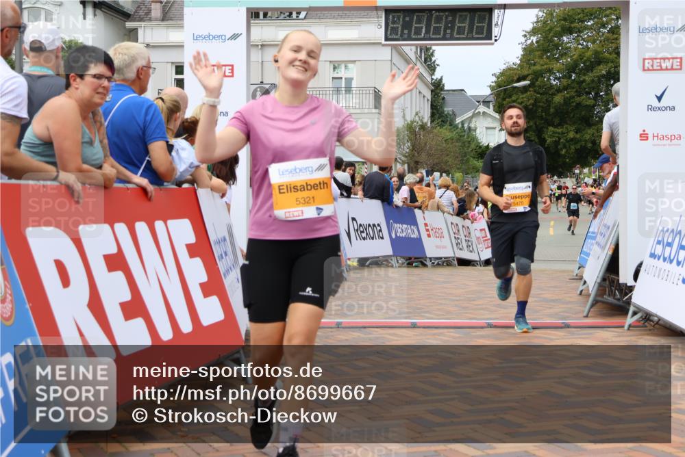 31.08.2025 - 21. Blankeneser Heldenlauf Strokosch-Dieckow http://msf.ph/oto/8699667 31.08.2025 12:42:20 Ziel 5321, 5312, 5476 meine-sportfotos.de