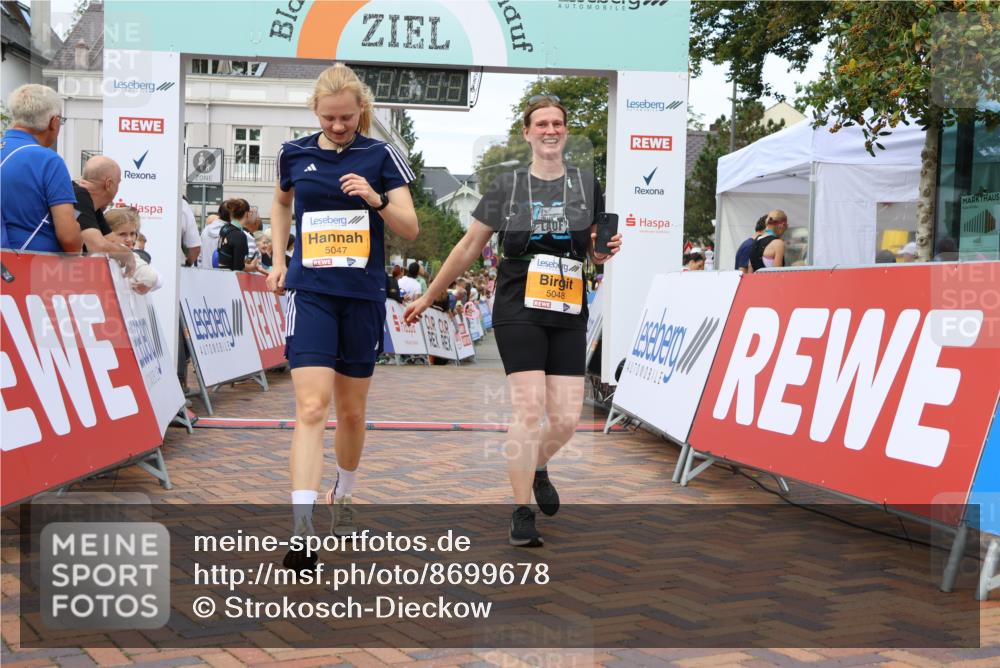 31.08.2025 - 21. Blankeneser Heldenlauf Strokosch-Dieckow http://msf.ph/oto/8699678 31.08.2025 12:55:26 Ziel 5047, 5048, 5599, 5604 meine-sportfotos.de
