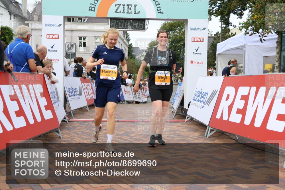 31.08.2025 - 21. Blankeneser Heldenlauf Strokosch-Dieckow http://msf.ph/oto/8699690 31.08.2025 12:55:26 Ziel 5047, 5048, 5599, 5604 meine-sportfotos.de