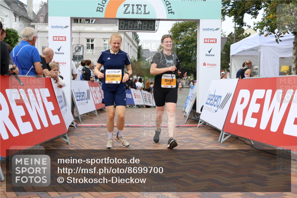 31.08.2025 - 21. Blankeneser Heldenlauf Strokosch-Dieckow http://msf.ph/oto/8699700 31.08.2025 12:55:25 Ziel 5047, 5048, 5599, 5604 meine-sportfotos.de