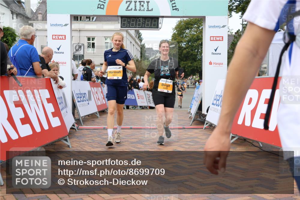 31.08.2025 - 21. Blankeneser Heldenlauf Strokosch-Dieckow http://msf.ph/oto/8699709 31.08.2025 12:55:25 Ziel 5047, 5048, 5599, 5604 meine-sportfotos.de